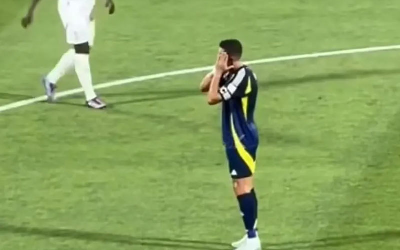 Đám đông khán giả liên tục hô vang "Messi" nhằm trêu tức Ronaldo trong suốt trận đấu